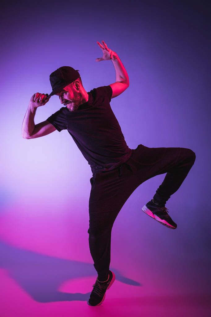La silhouette d'un hip hop masculin break dancer dansant sur fond coloré
 - Photo, image