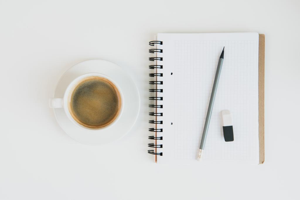 portátil con lápiz y taza de café
 - Foto, imagen