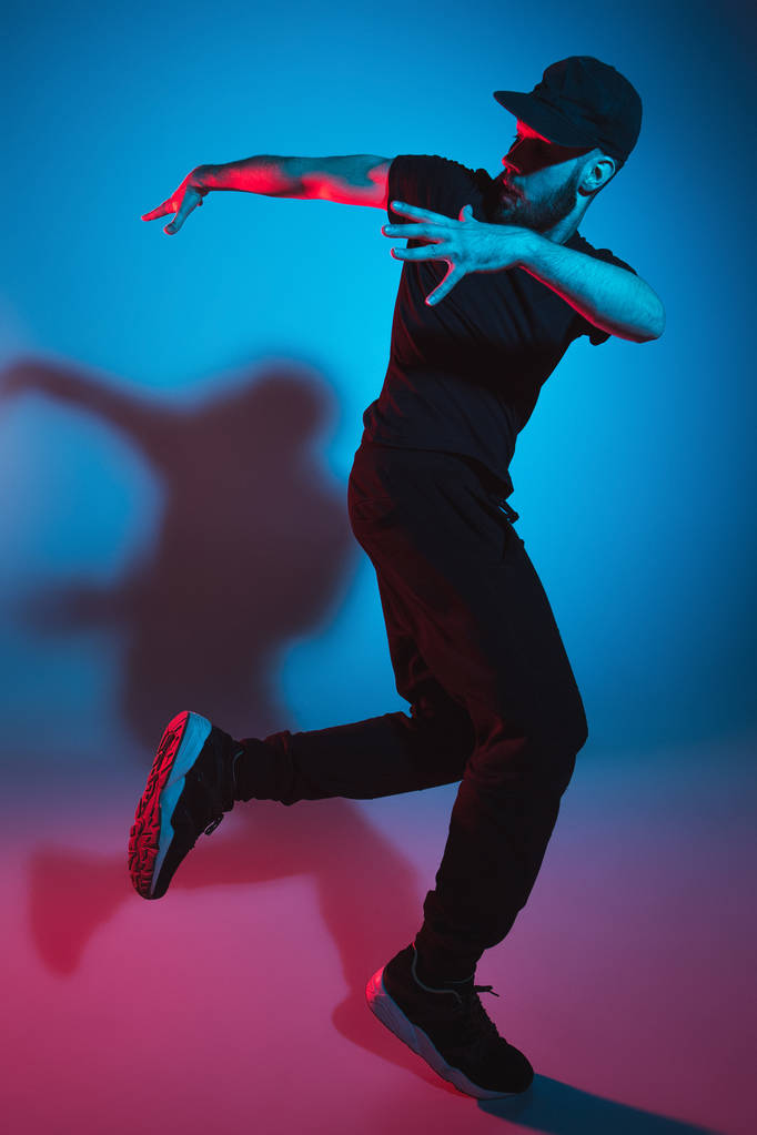 カラフルな背景の上でダンス 1 つのヒップホップ男性ブレーク ダンサーのシルエット - 写真・画像