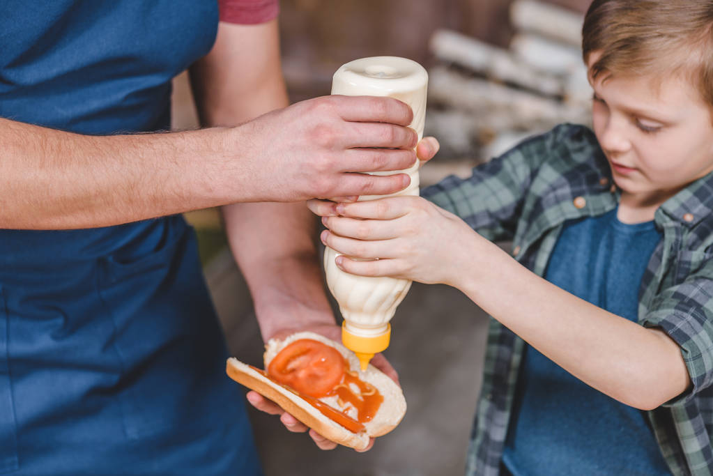 Isä ja poika ruoanlaitto hot dog
  - Valokuva, kuva