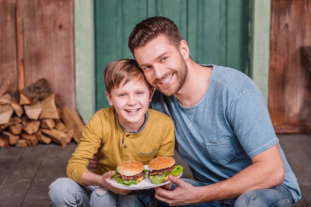 père et fils avec hamburgers faits maison
 - Photo, image