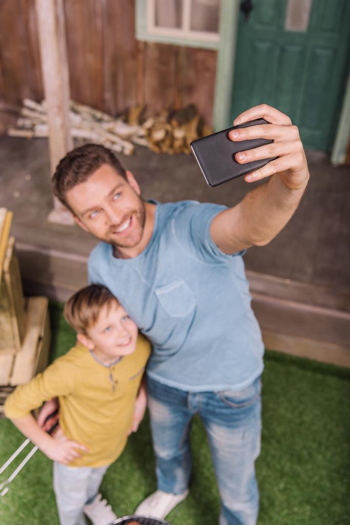 Père et Fils prenant Selfie - Photo, image