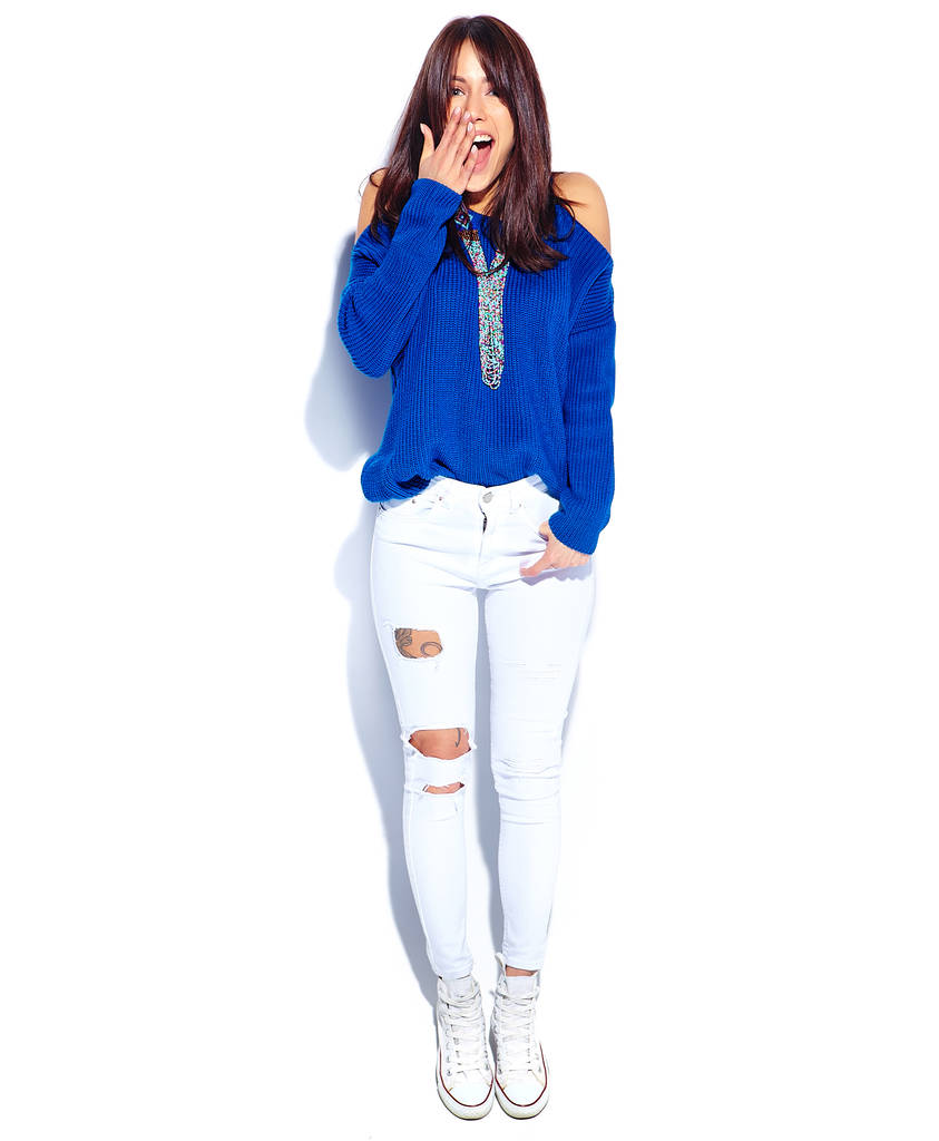 schöne lächelnde Hipster brünette Frau Modell ziehen stilvolle Sommer blauen Pullover isoliert auf weißem Hintergrund - Foto, Bild