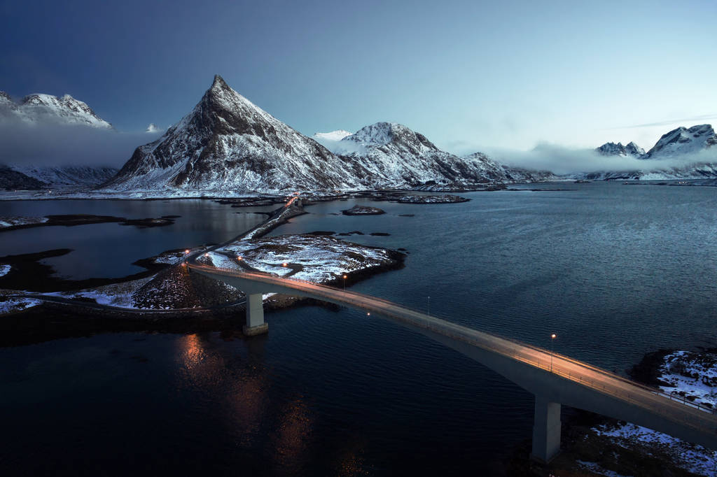 Olstind όρος και γέφυρες. Νησιά Lofoten, Νορβηγία - Φωτογραφία, εικόνα