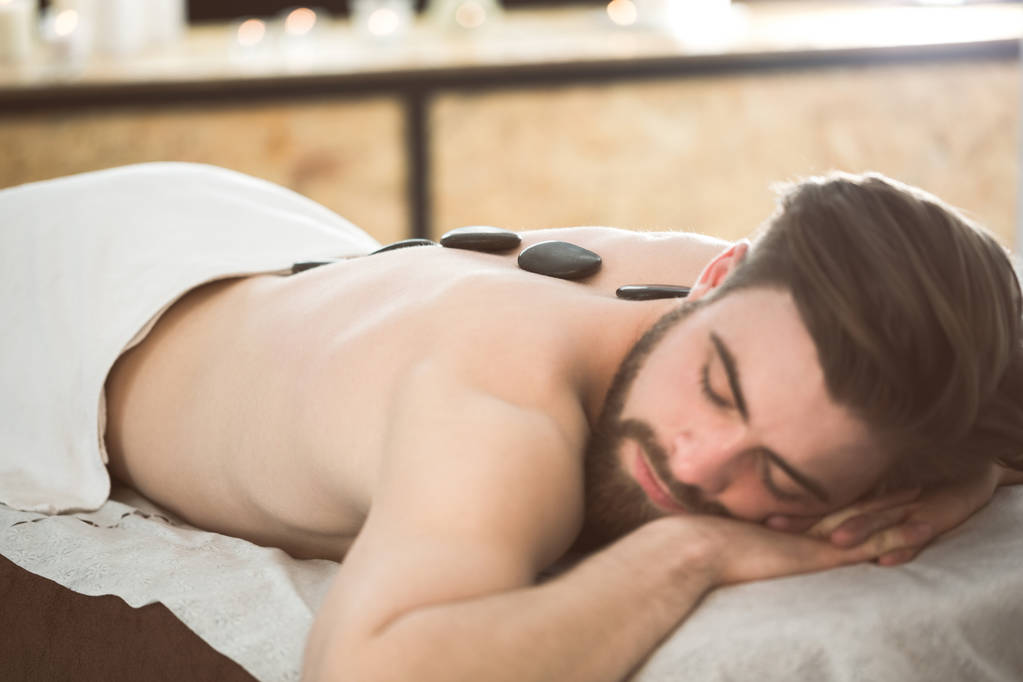 Muž relaxační během lastone terapie - Fotografie, Obrázek