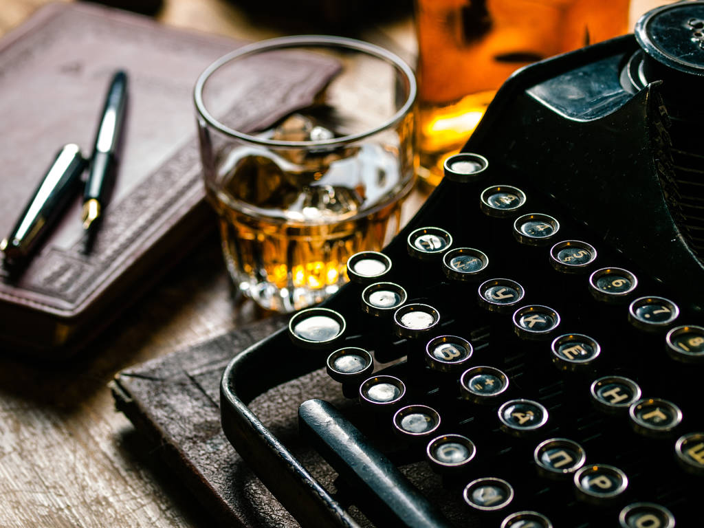 Soirée écrivain avec un verre de whisky
 - Photo, image