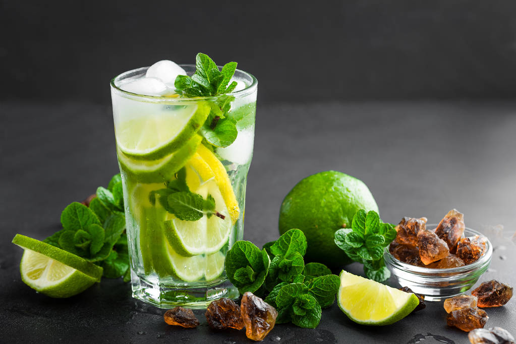 Erfrischender Minzcocktail-Mojito mit Rum und Limette, Kaltgetränk oder Getränk mit Eis auf schwarzem Hintergrund - Foto, Bild