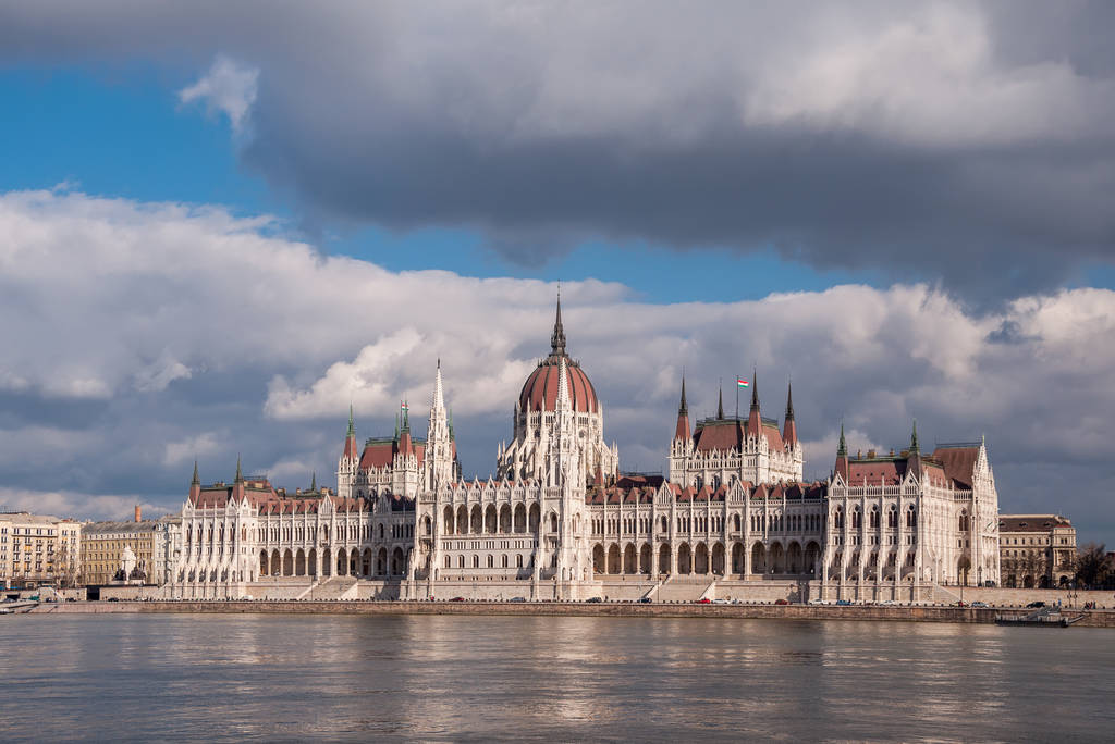 Edificio del Parlamento húngaro a orillas del Danubio en Budapest
 - Foto, Imagen