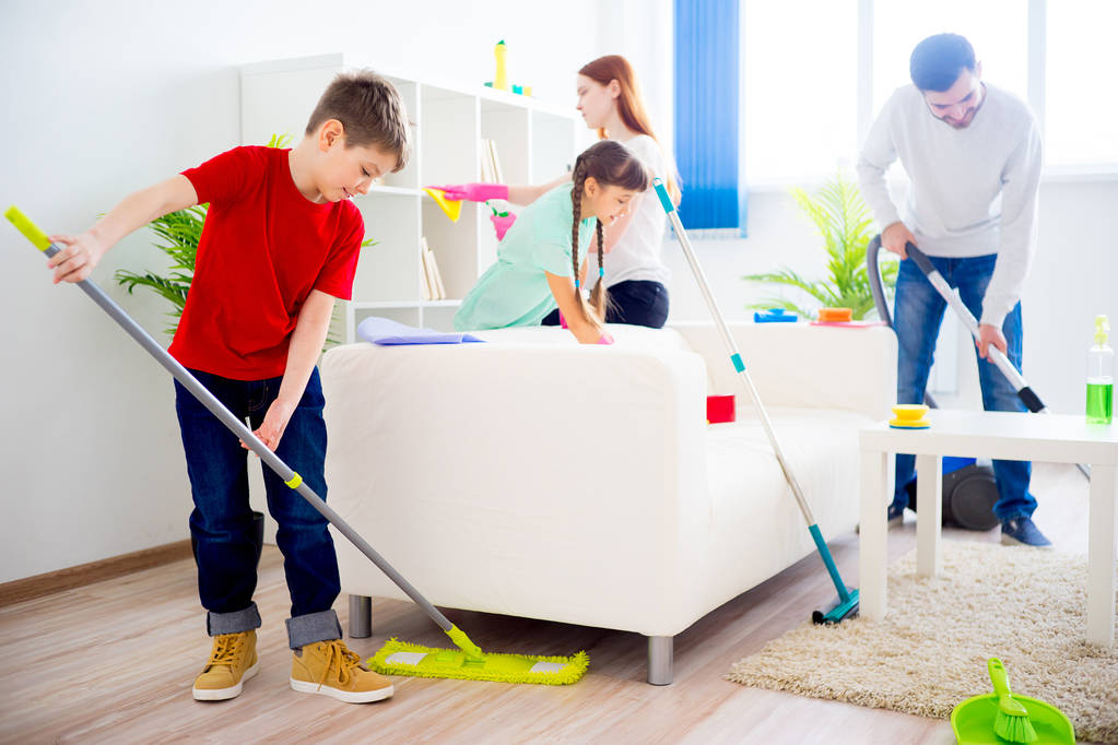 sprzątanie rodziny - Zdjęcie, obraz
