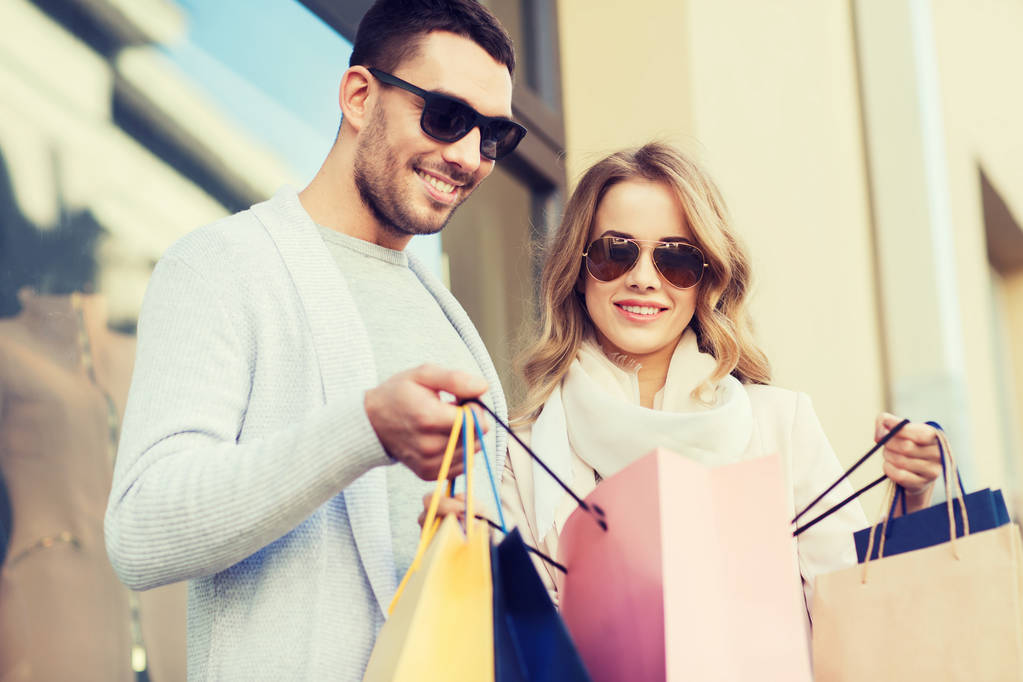 casal feliz com sacos de compras na rua da cidade
 - Foto, Imagem