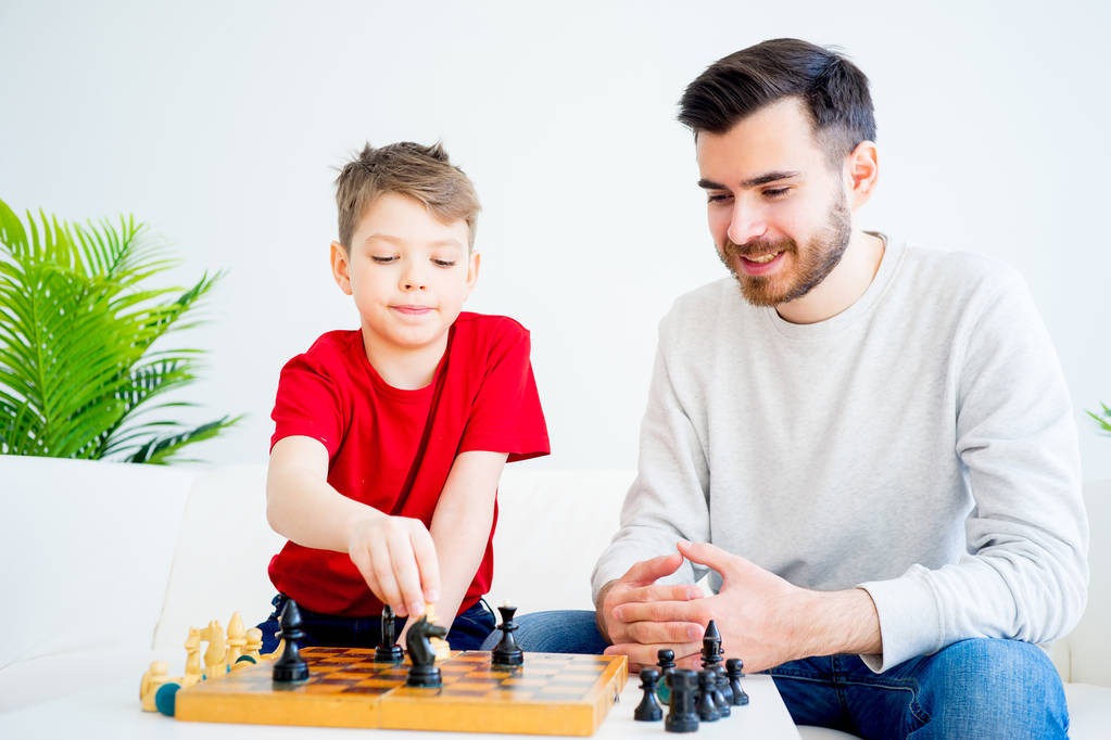 チェスをしている父と息子 - 写真・画像