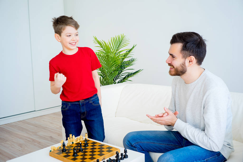 отец и сын играют в шахматы - Фото, изображение