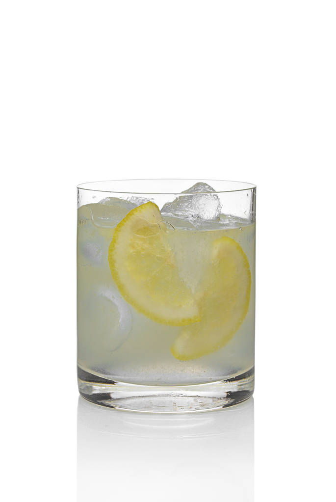 Κοκτέιλ martini και τονωτικό με λεμόνι και πάγο που απομονώνονται σε λευκό. - Φωτογραφία, εικόνα