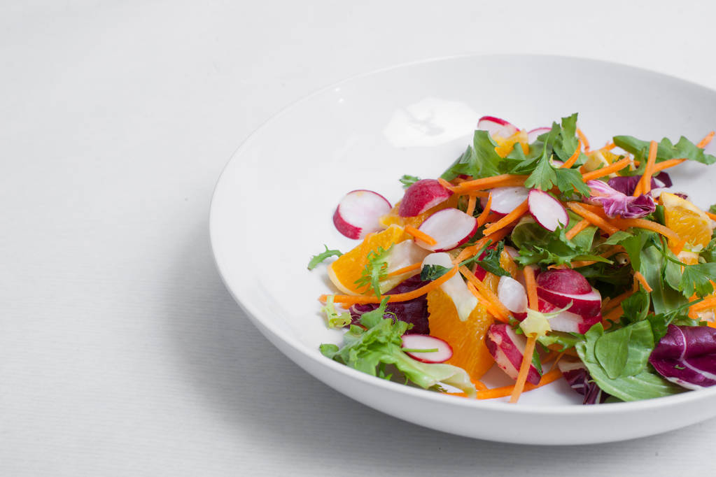 salada com rabanetes, cenouras com verdes
; - Foto, Imagem