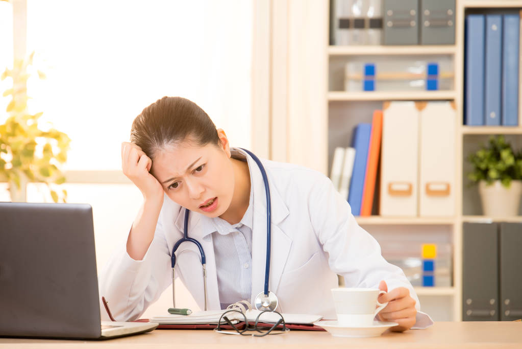 Überarbeitete Ärztin spürt Kopfschmerzen - Foto, Bild