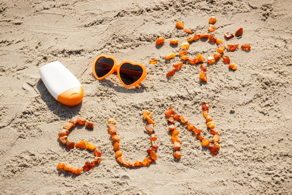 Palabra y forma del sol, gafas de sol con crema solar en la playa, hora de verano
 - Foto, Imagen