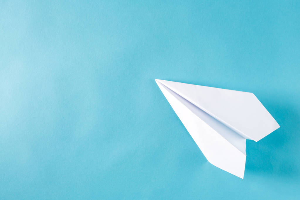 Avión de papel sobre un azul
  - Foto, imagen