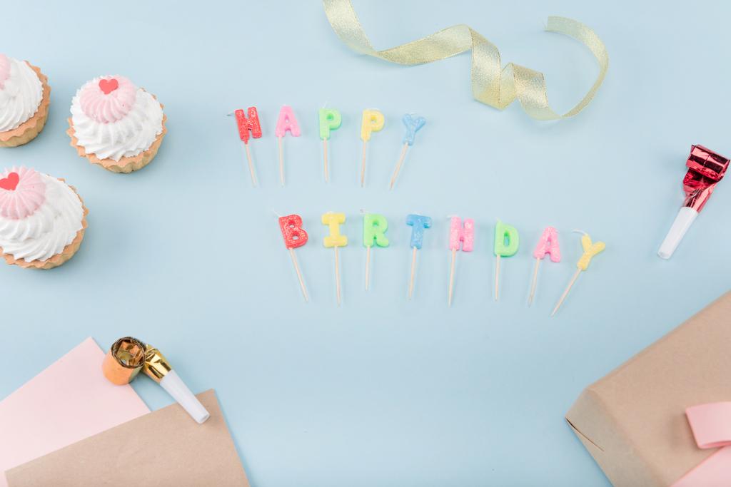 bolos de aniversário com caixa de presente
 - Foto, Imagem