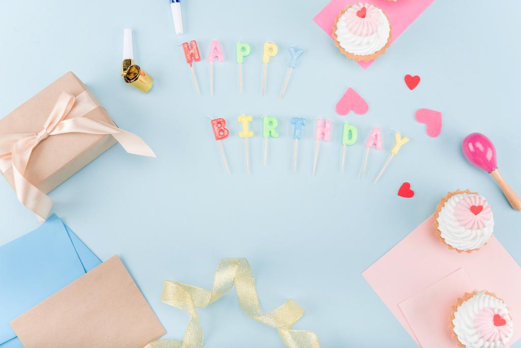 verjaardagstaarten met geschenkdoos - Foto, afbeelding