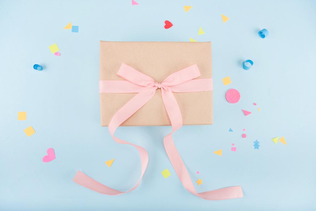 caja de regalo con cinta y confeti
 - Foto, Imagen
