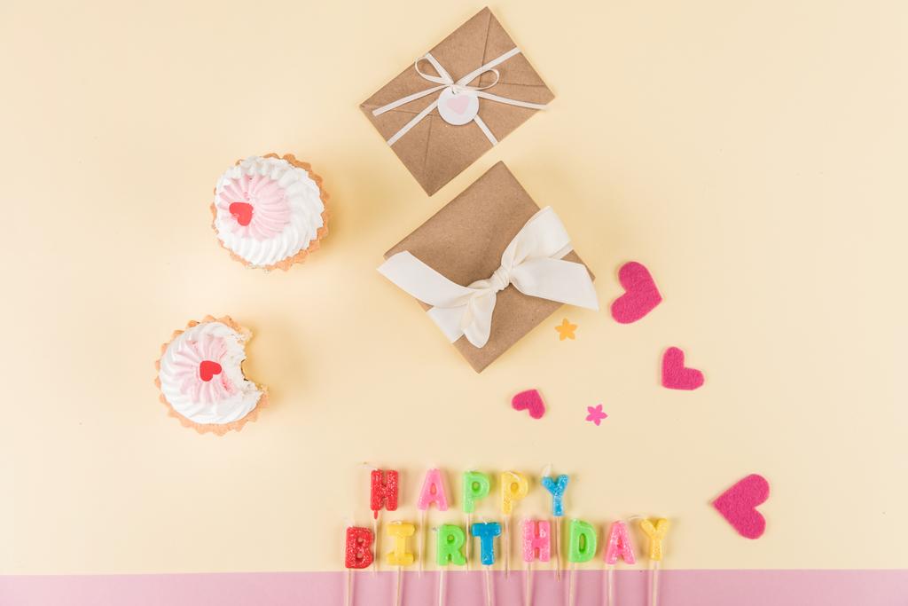 Zadowolony urodziny napis i ciasta  - Zdjęcie, obraz