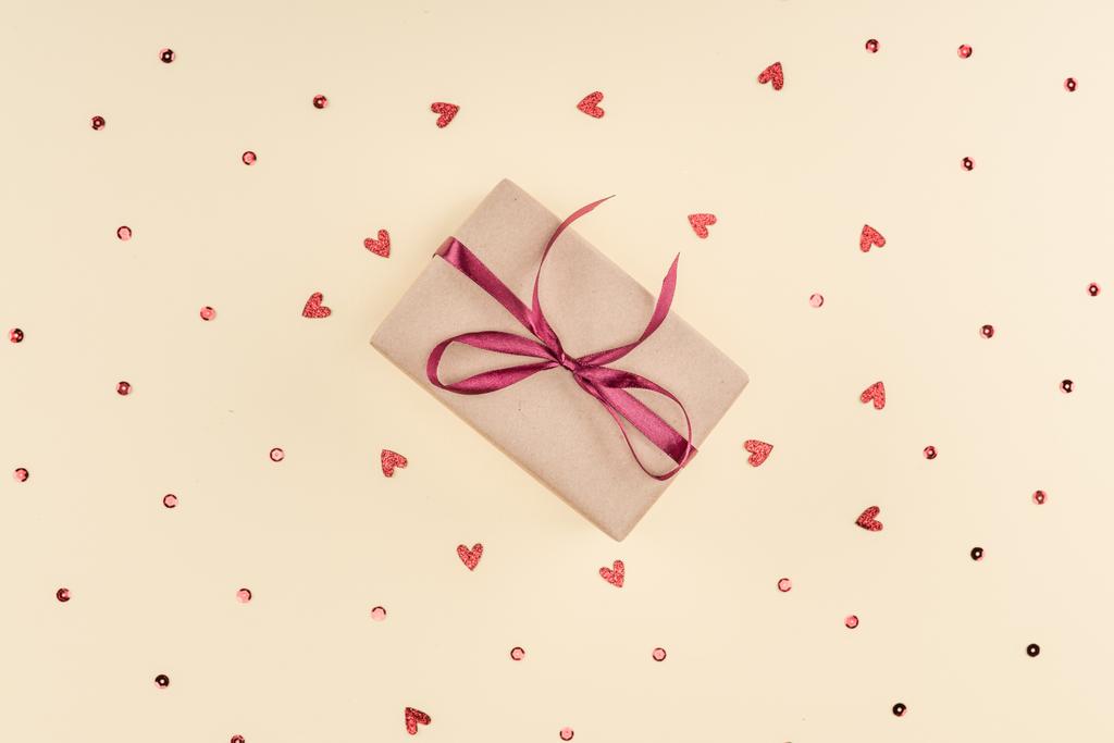 Luxe-geschenketui en confetti - Foto, afbeelding