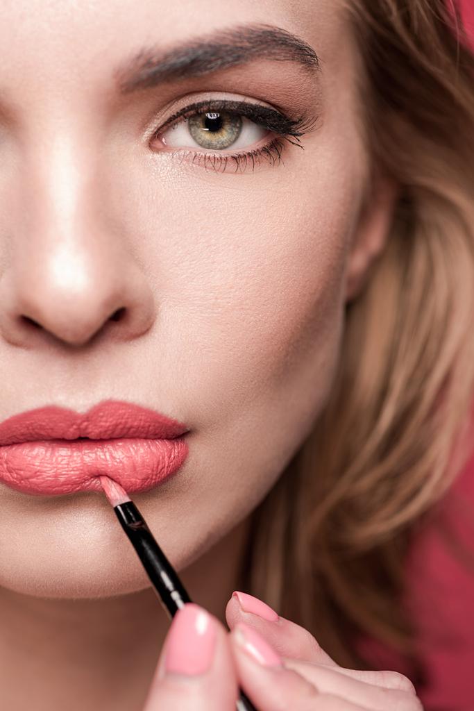 Frau beim Make-up mit Lippenbürste - Foto, Bild