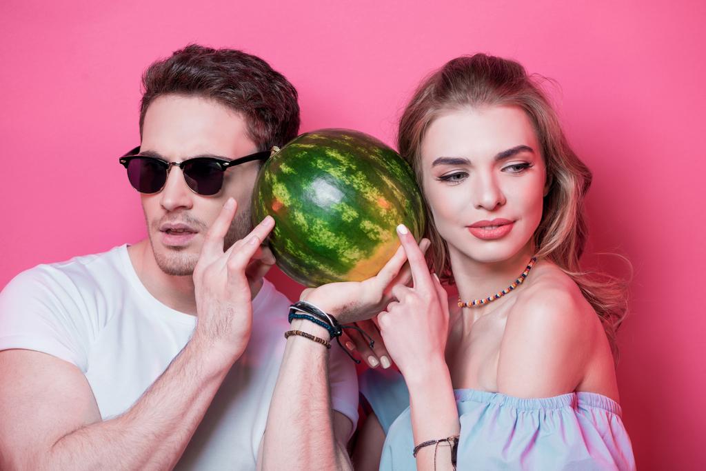 junges Paar mit Wassermelone  - Foto, Bild