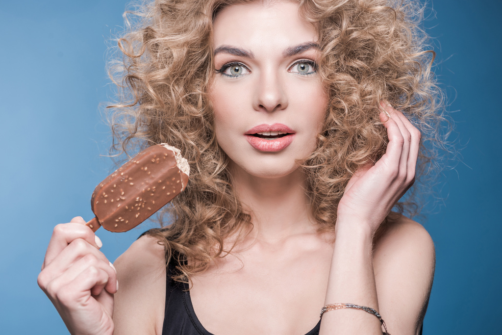 Jeune femme avec crème glacée
  - Photo, image