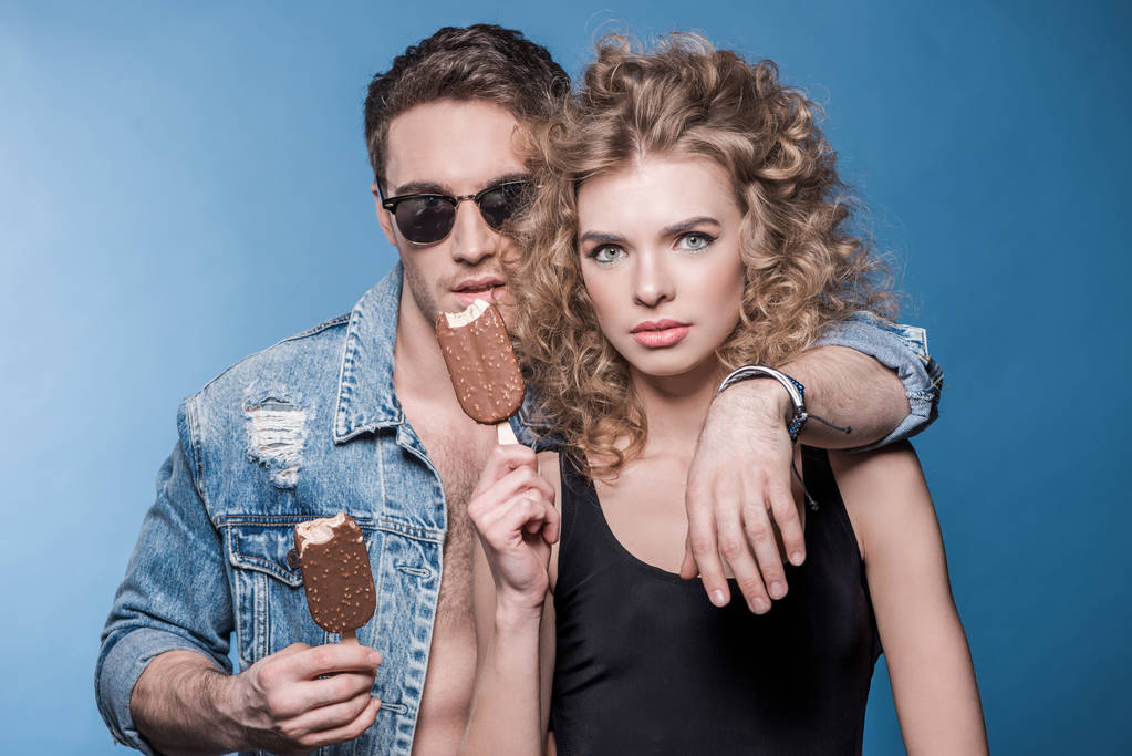 Пара ест мороженое  - Фото, изображение