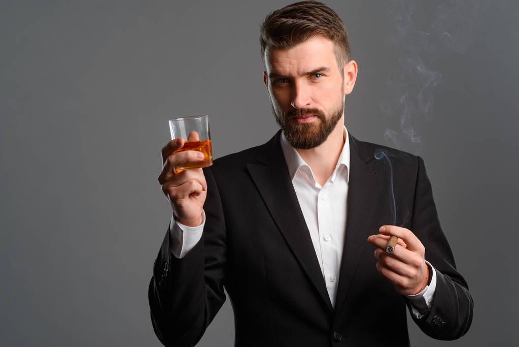 Ernstige man drinken en roken - Foto, afbeelding
