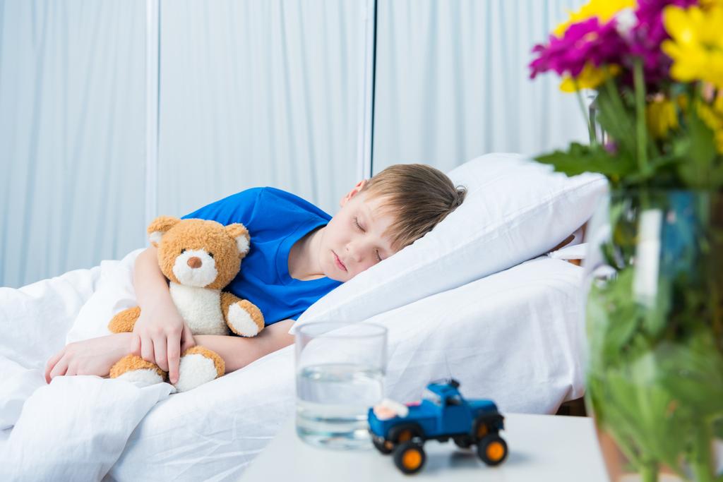 маленький хлопчик у лікарняному ліжку
  - Фото, зображення