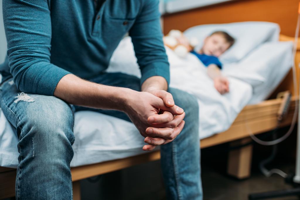 papa près de fils dans lit d'hôpital
 - Photo, image