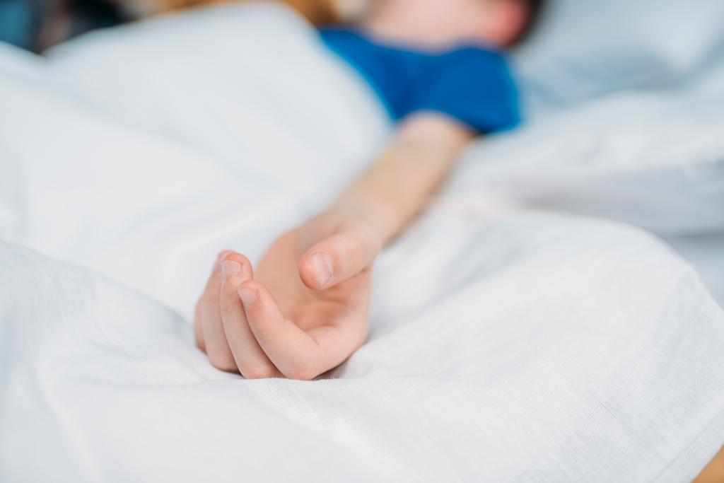 Petit garçon dans le lit d'hôpital
 - Photo, image
