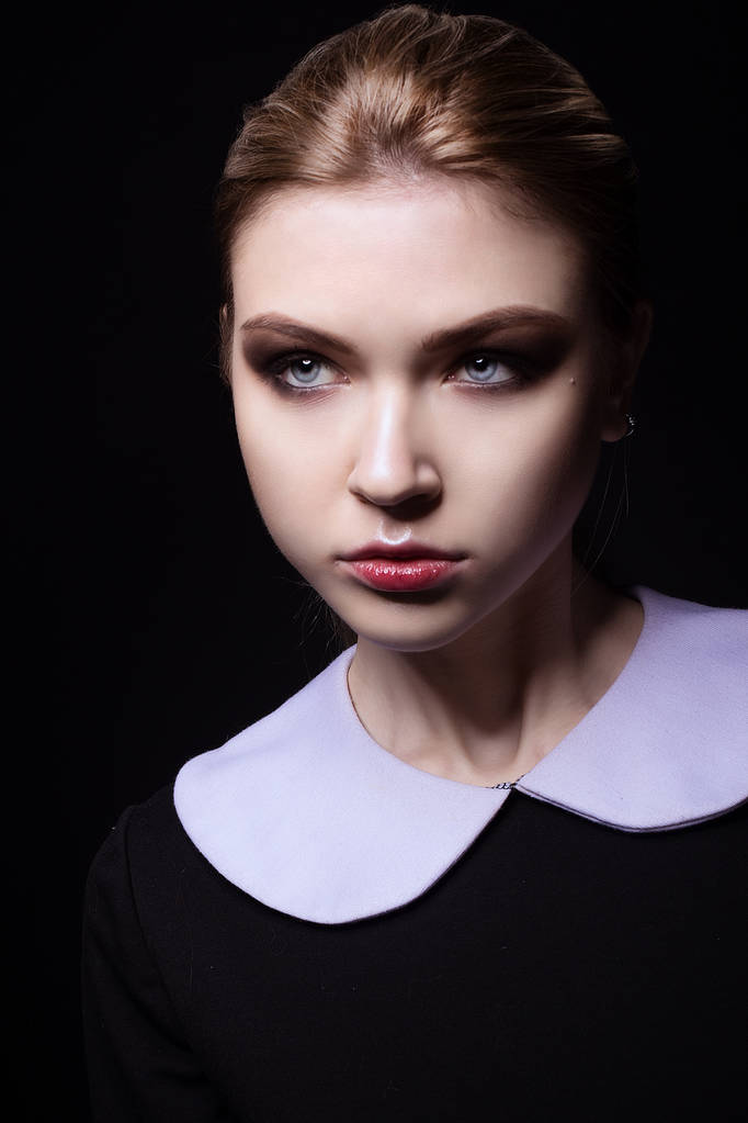 Портрет девушки с макияжем в студии
  - Фото, изображение
