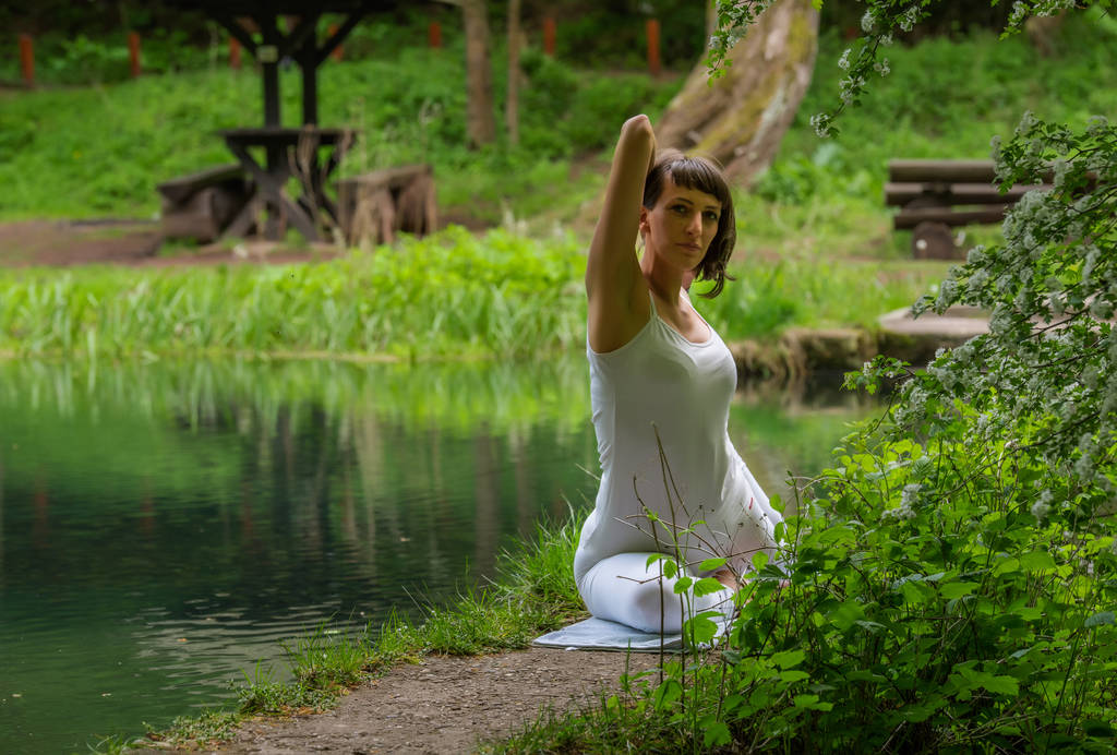 Chica en blanco haciendo yoga
 - Foto, Imagen