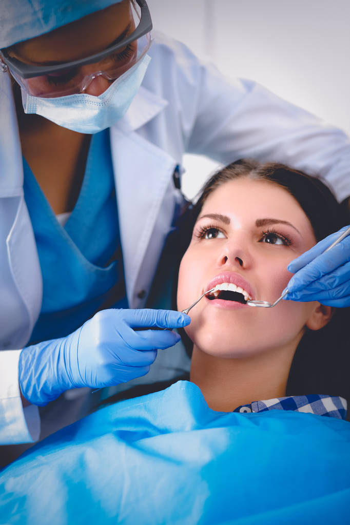 Mulher dentista trabalhando em seus pacientes dentes - Foto, Imagem
