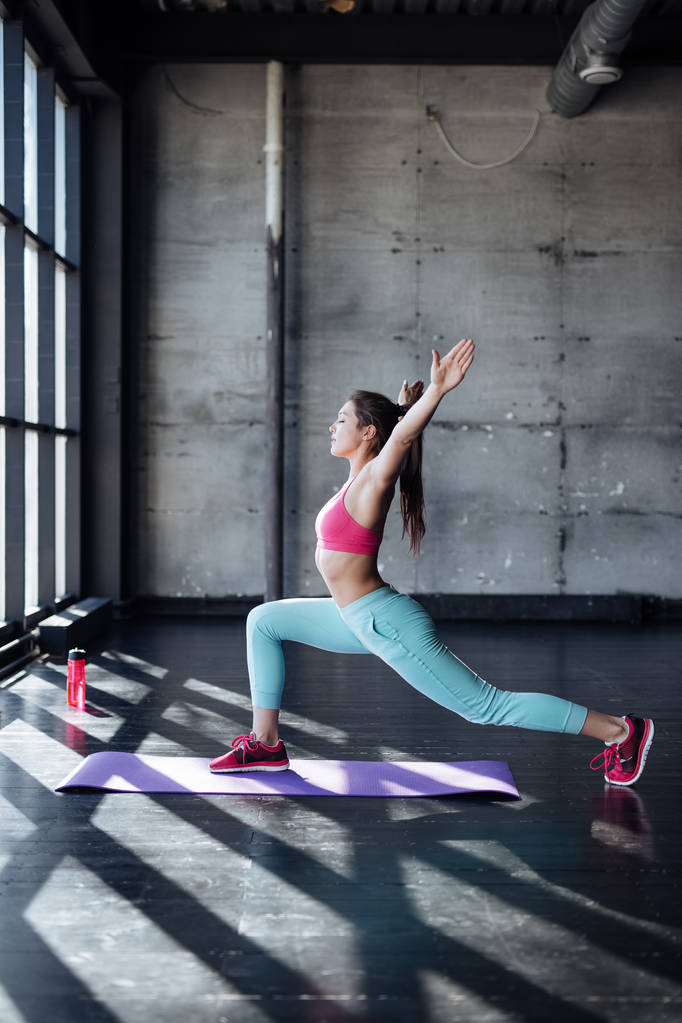 urheilullinen nainen harjoittelee joogaa
 - Valokuva, kuva