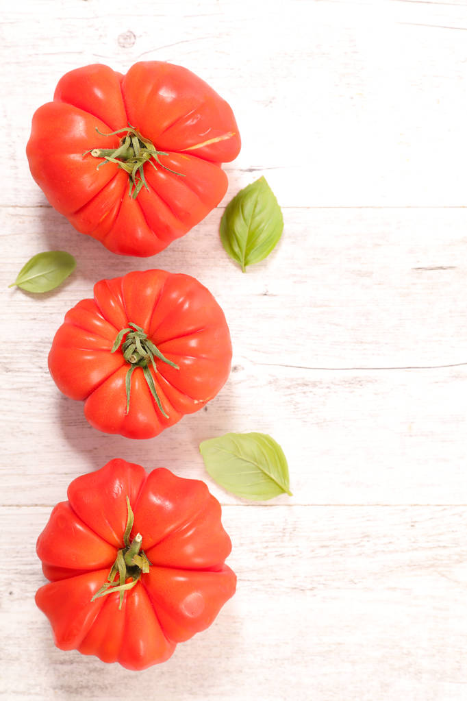 Красные помидоры и листья базилика
 - Фото, изображение