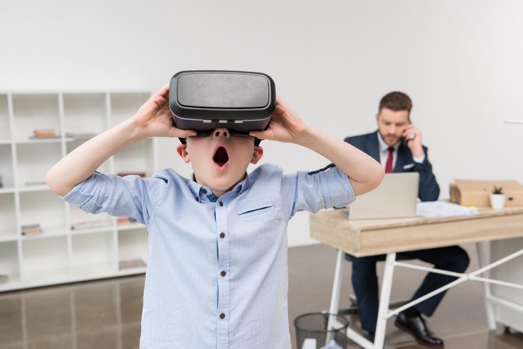 Boy pomocí virtuální realita brýle  - Fotografie, Obrázek