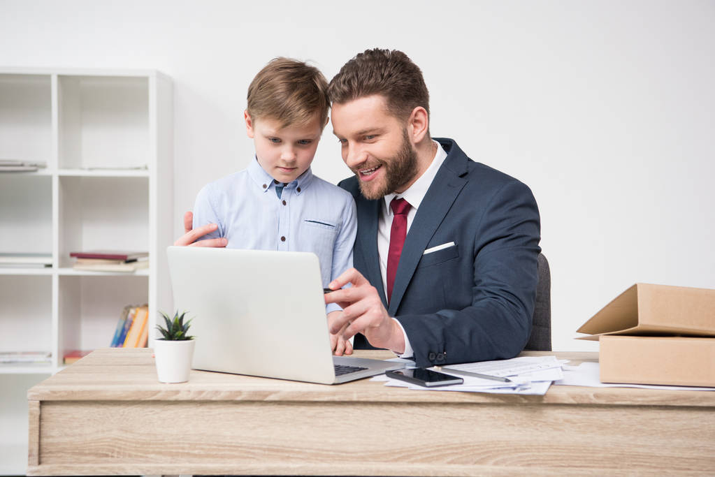 Бізнесмен зі своїм сином в офісі
 - Фото, зображення