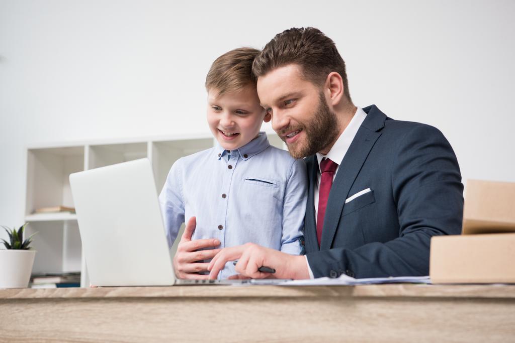 Podnikatel se svým synem v úřadu - Fotografie, Obrázek