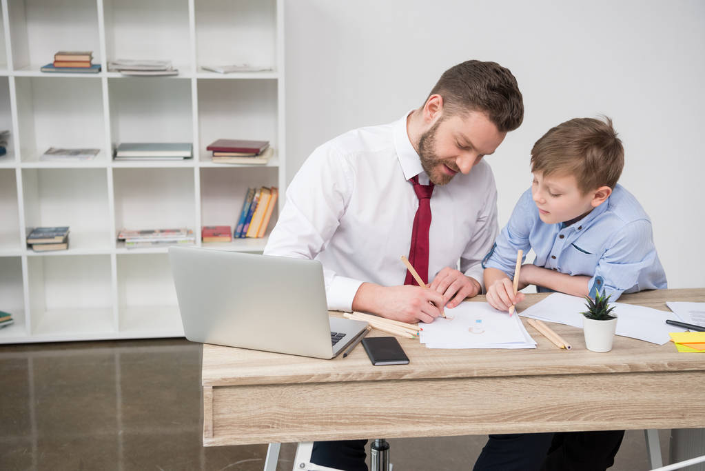 Επιχειρηματίας με το γιο του στο γραφείο  - Φωτογραφία, εικόνα
