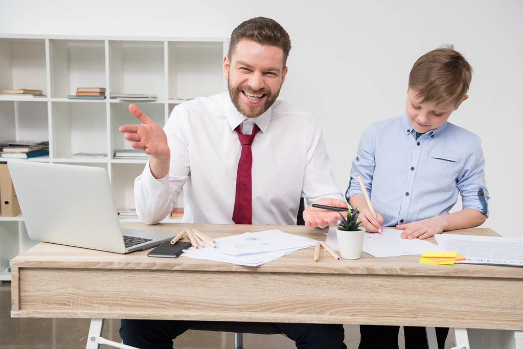 Empresário com filho no escritório
 - Foto, Imagem