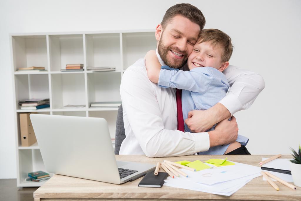 Empresário abraçando com filho
 - Foto, Imagem