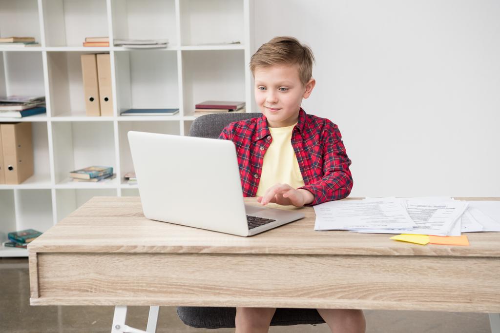 uczniak przy użyciu laptopa w biurze - Zdjęcie, obraz