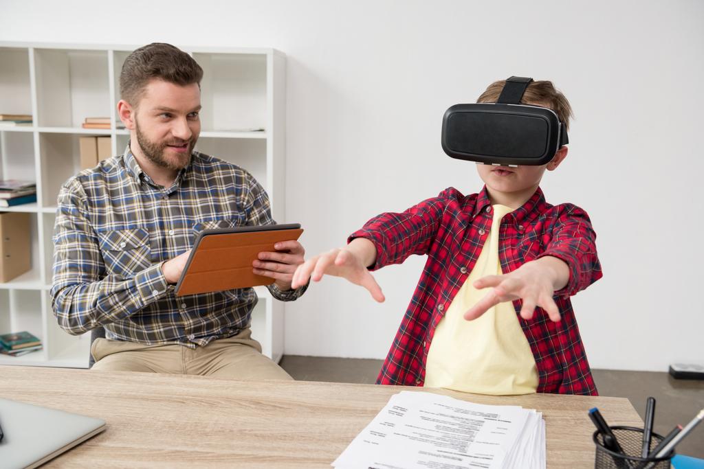 jongen draagt virtual reality bril - Foto, afbeelding