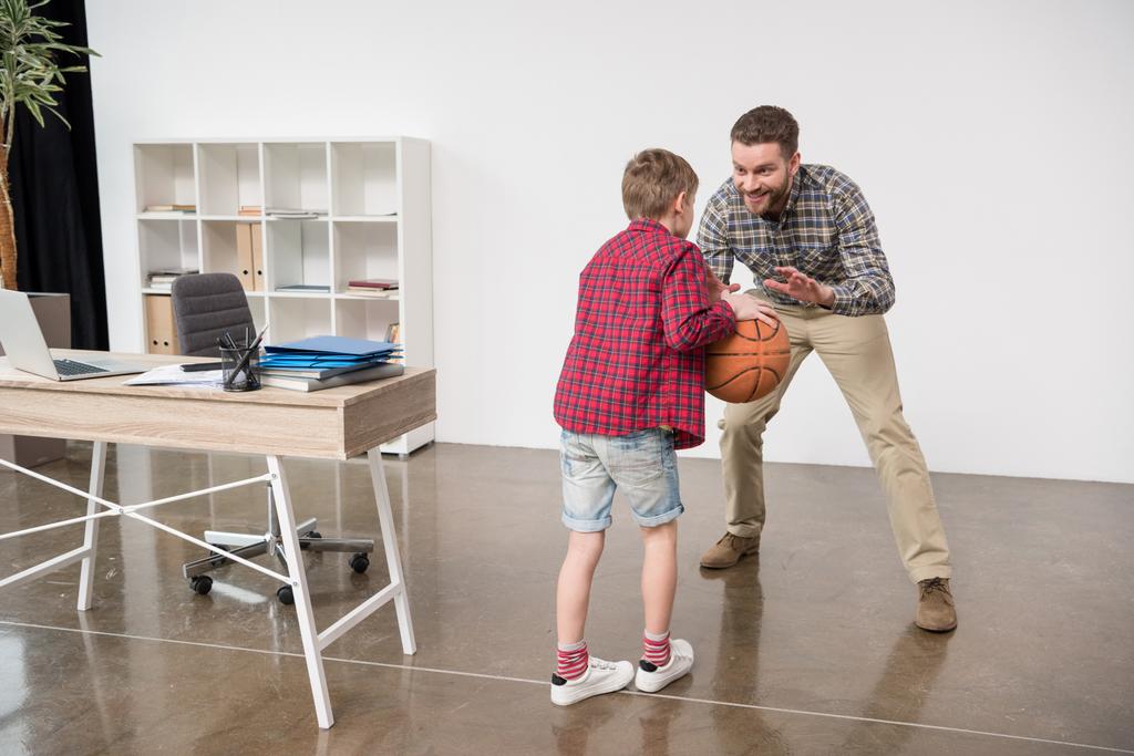 Empresário com filho no escritório em casa
 - Foto, Imagem