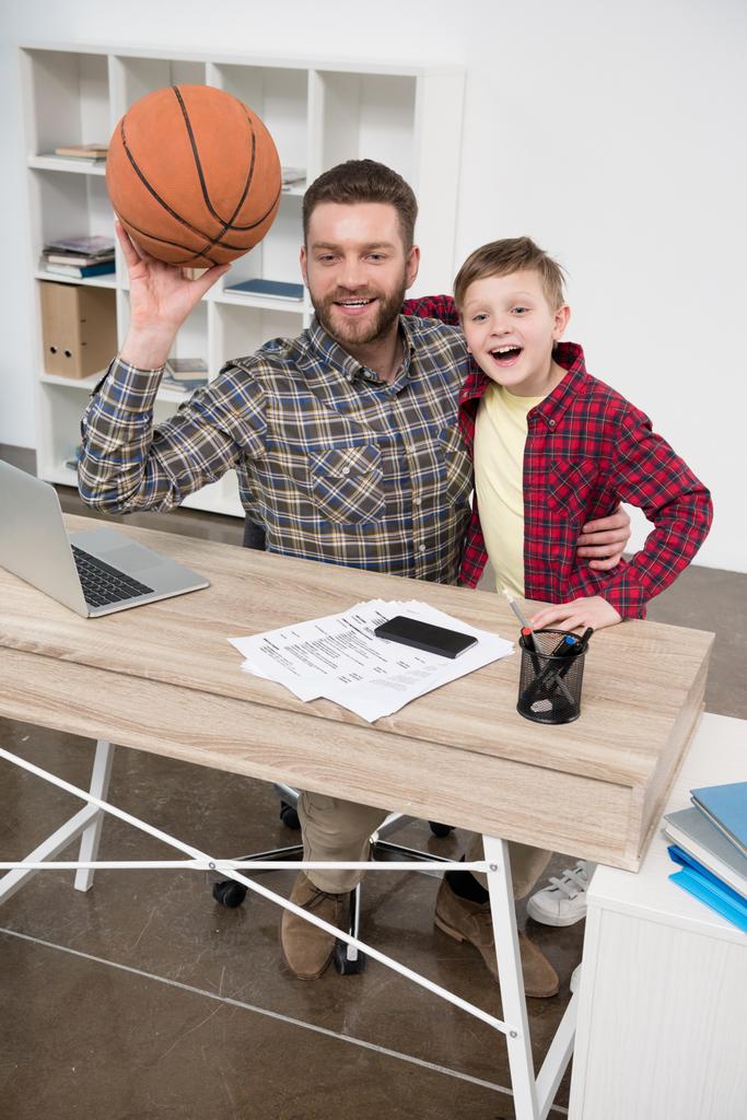 Liikemies pojan kanssa kotona toimistossa
 - Valokuva, kuva