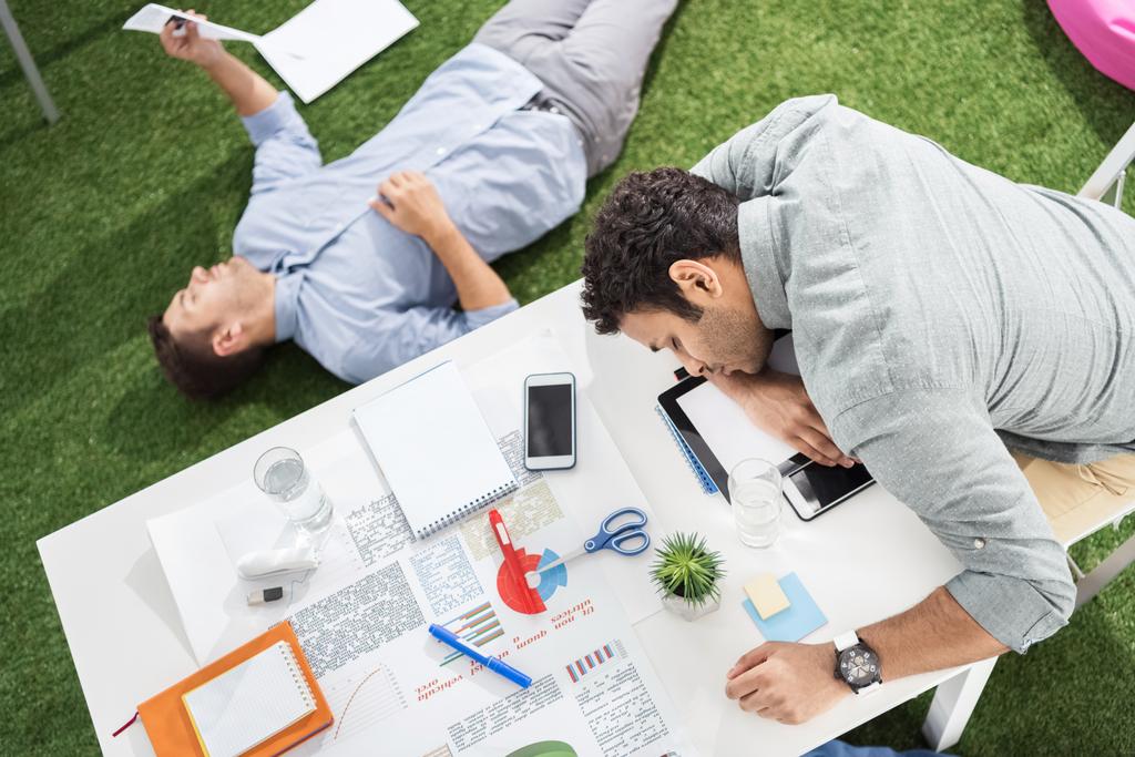 Επιχειρηματίες στον ύπνο στο σύγχρονο γραφείο - Φωτογραφία, εικόνα